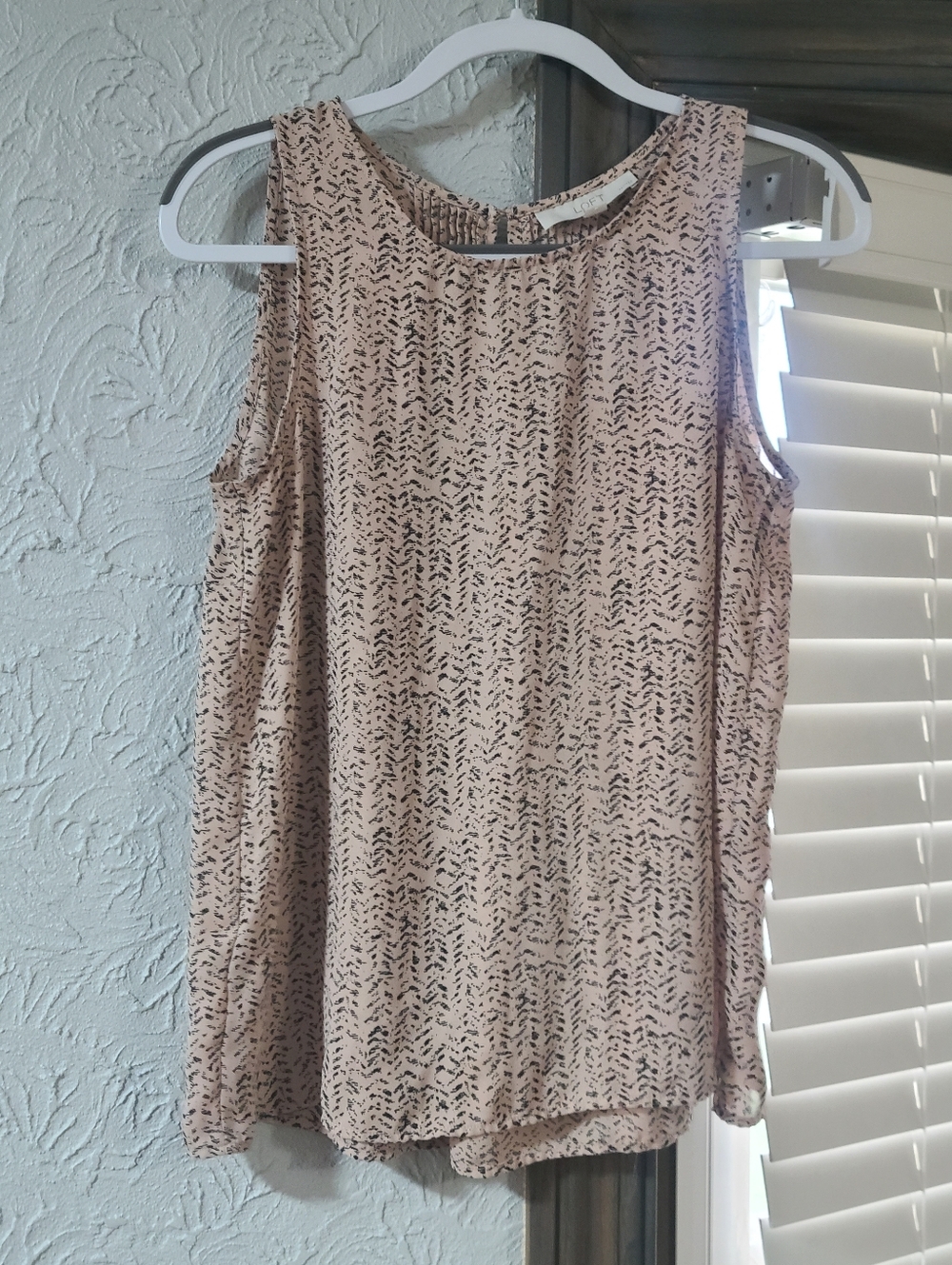 LOFT brand sleeveless tank top features a cream color w/ black abstract Pattern